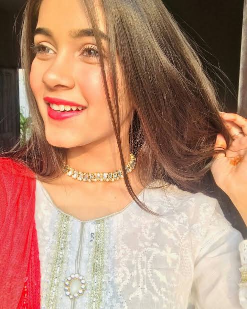 Most Stunning Instagram Profiles of Pakistan Students  | Reeja Jeelani
